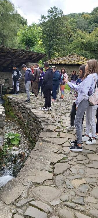 Ученици от Първомай прекараха четири незабравими часа в Етъра