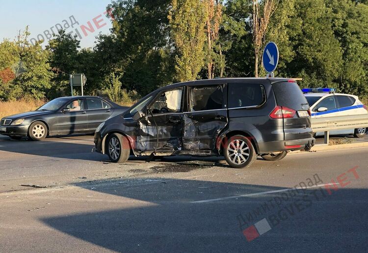 Катастрофа между Димитровград и Хасково, Мазерати нацели странично Форд