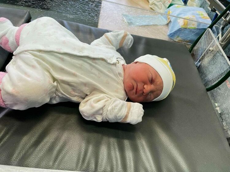 Добрата новина! Жената на която родопчани даряваха кръв и пари роди здраво момченце