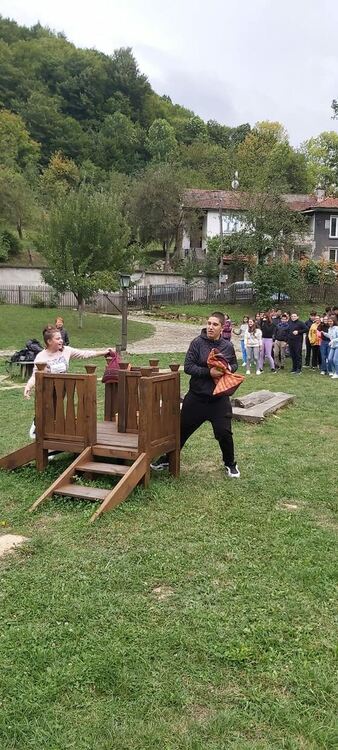 Ученици от Първомай прекараха четири незабравими часа в Етъра