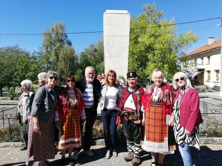 Тракийци почетоха паметта на невинните жертви,изклани край с.Аврен