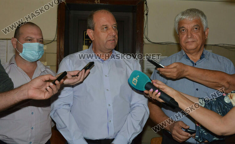 на снимката отляво на дясно: Димитър Александров, Иван Стоянов, Стефан Марашев