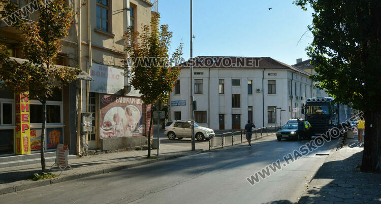 Жена с дете в колата катастрофира леко след поредица от грешки