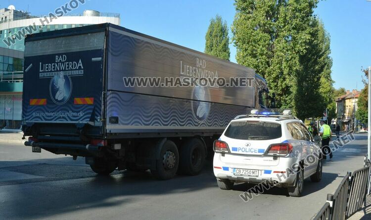 Жена с дете в колата катастрофира леко след поредица от грешки