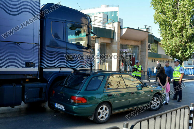 Жена с дете в колата катастрофира леко след поредица от грешки