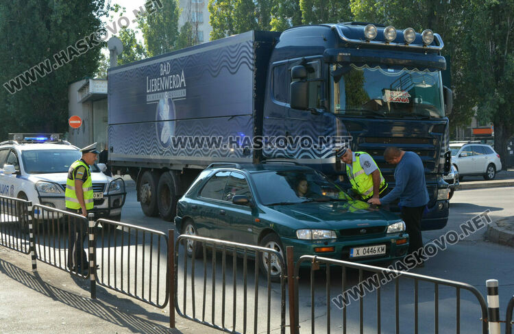 Жена с дете в колата катастрофира леко след поредица от грешки