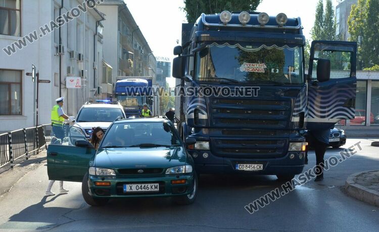 Жена с дете в колата катастрофира леко след поредица от грешки