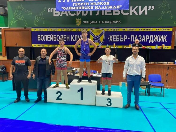 Деца от спортен клуб "Димитър Кумчев" - Асеновград - шампиони на турнир по борба 