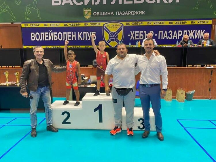 Деца от спортен клуб "Димитър Кумчев" - Асеновград - шампиони на турнир по борба 
