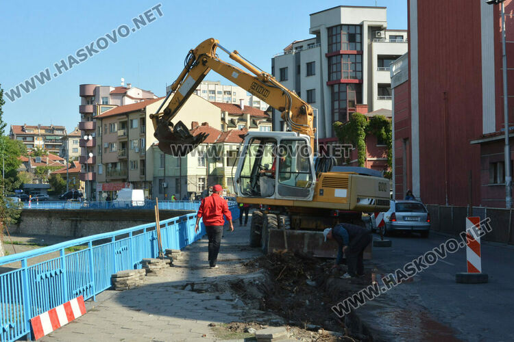 Разширяват платното по бул.“България“ край театъра