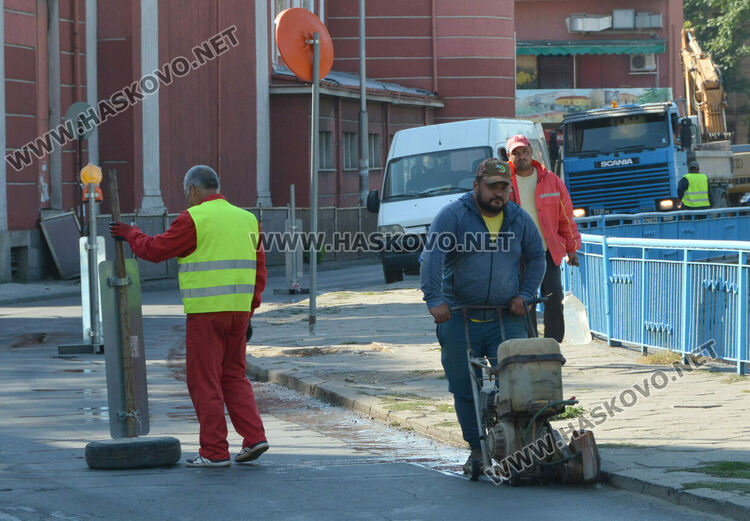 Разширяват платното по бул.“България“ край театъра