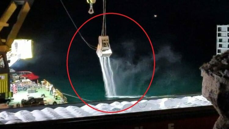 И баржата, натоварена с азотни торове от Vera SU, заседна край Камен бряг