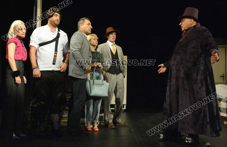 Фънки дебютира в театъра от Хасково в пиесата на Рахнев „Веселата карета“