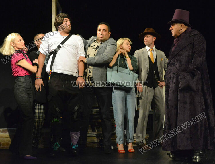 Фънки дебютира в театъра от Хасково в пиесата на Рахнев „Веселата карета“