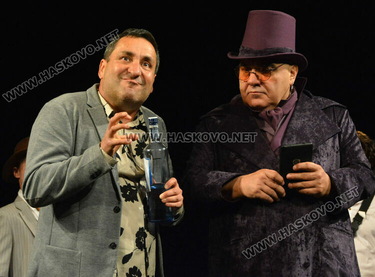 Фънки дебютира в театъра от Хасково в пиесата на Рахнев „Веселата карета“