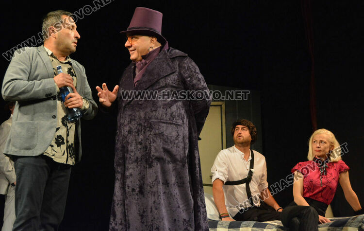 Фънки дебютира в театъра от Хасково в пиесата на Рахнев „Веселата карета“