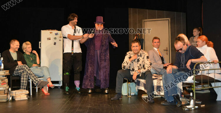 Фънки дебютира в театъра от Хасково в пиесата на Рахнев „Веселата карета“