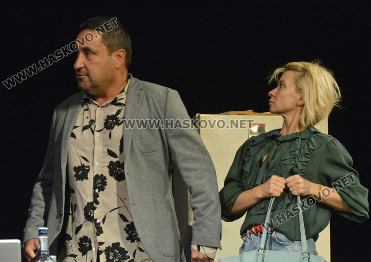 Фънки дебютира в театъра от Хасково в пиесата на Рахнев „Веселата карета“