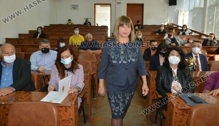 40 % повече магистри се записаха в РЦДО на УНСС в Хасково