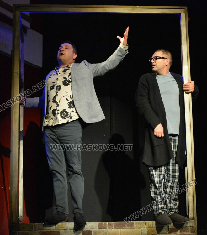 Фънки дебютира в театъра от Хасково в пиесата на Рахнев „Веселата карета“