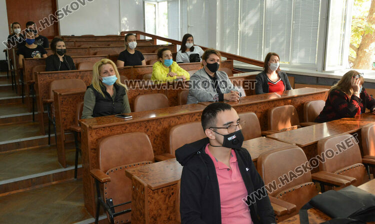 40 % повече магистри се записаха в РЦДО на УНСС в Хасково
