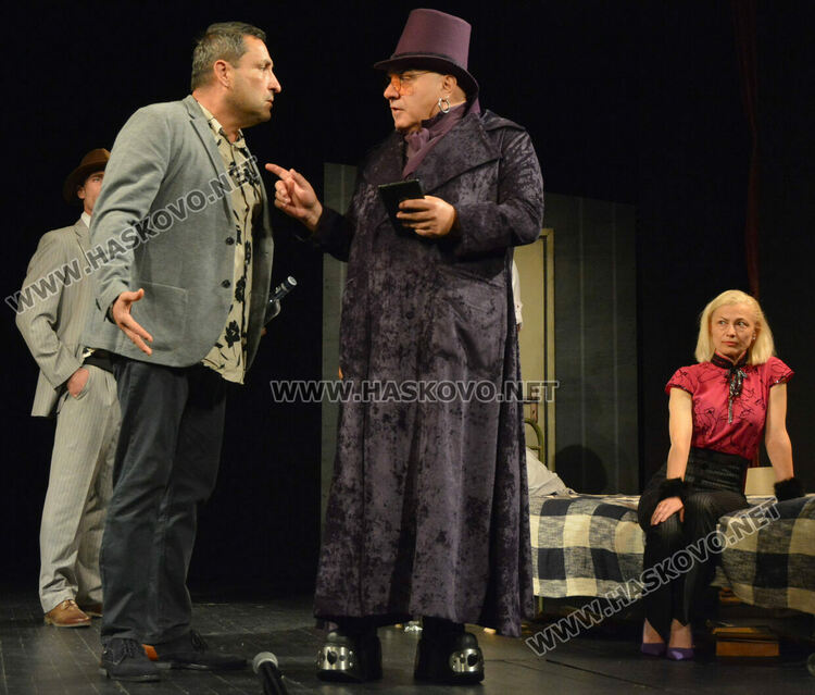 Фънки дебютира в театъра от Хасково в пиесата на Рахнев „Веселата карета“