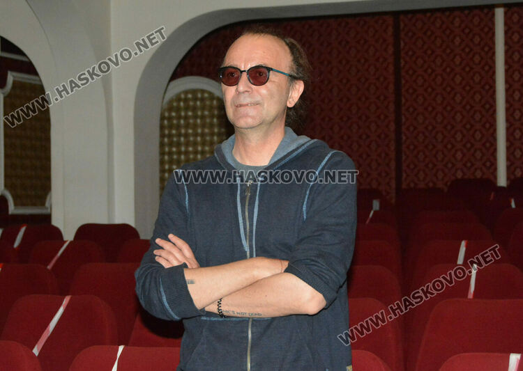 Фънки дебютира в театъра от Хасково в пиесата на Рахнев „Веселата карета“