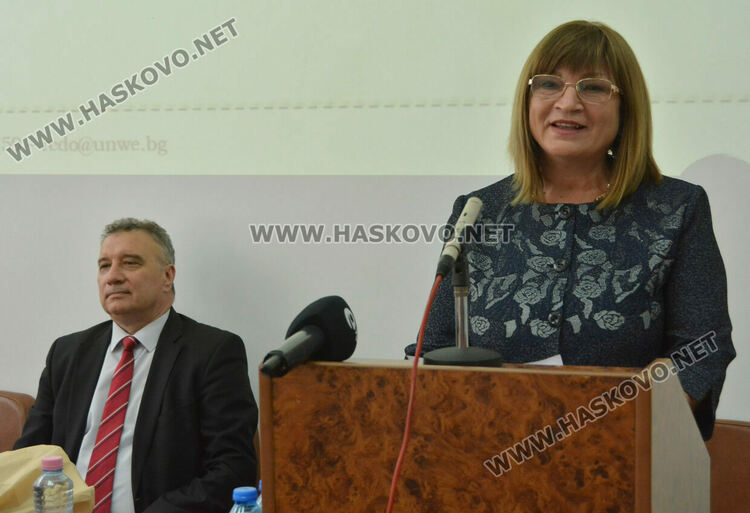 40 % повече магистри се записаха в РЦДО на УНСС в Хасково