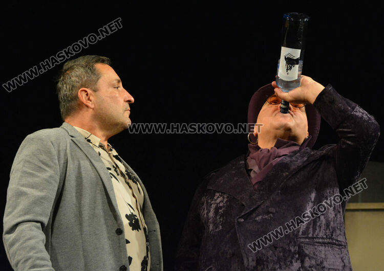 Фънки дебютира в театъра от Хасково в пиесата на Рахнев „Веселата карета“