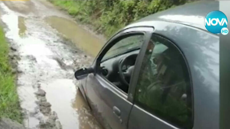 Улица погълна кола в Перник