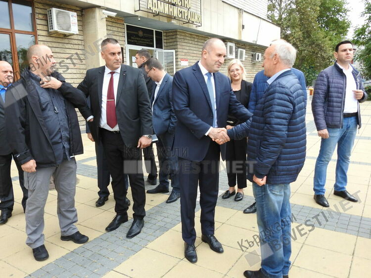 Румен Радев се преклони пред паметника на Левски, прекоси града и разговаря с кърджалийци
