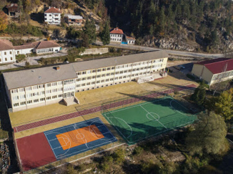 Започна се! Девет паралелки с ученици в Рудозем вече са в онлайн обучение