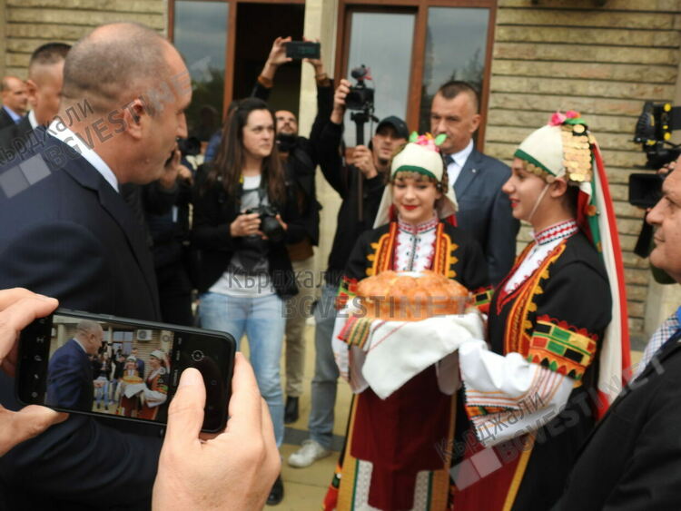 Румен Радев се преклони пред паметника на Левски, прекоси града и разговаря с кърджалийци