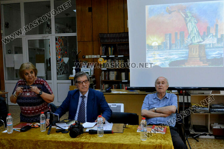 Д-р Мирчев представи новата си сатирична книга с мултимедийни карикатури