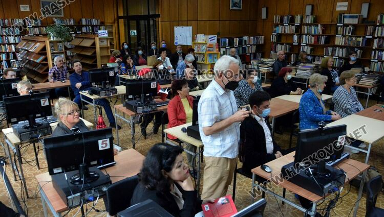 Д-р Мирчев представи новата си сатирична книга с мултимедийни карикатури