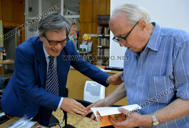 Д-р Мирчев представи новата си сатирична книга с мултимедийни карикатури