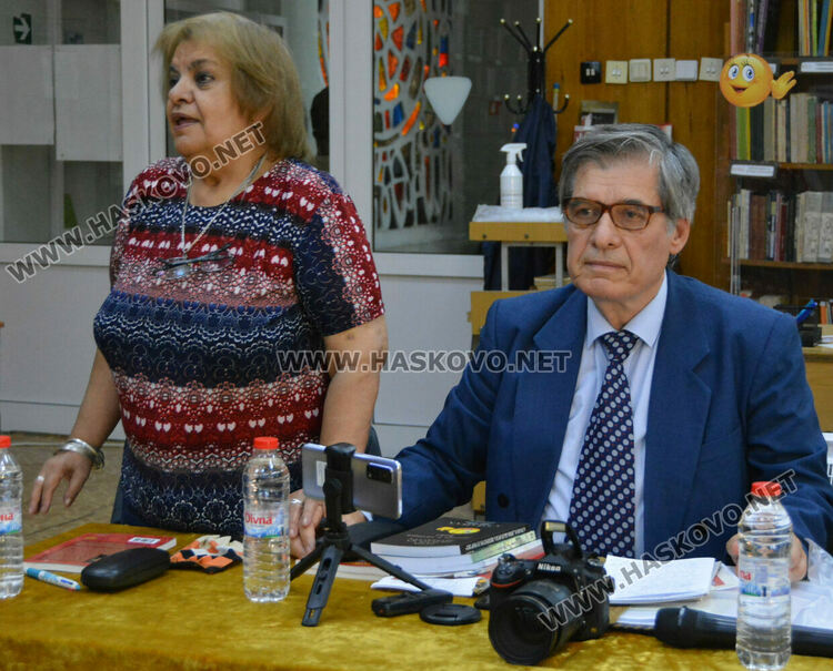 Д-р Мирчев представи новата си сатирична книга с мултимедийни карикатури