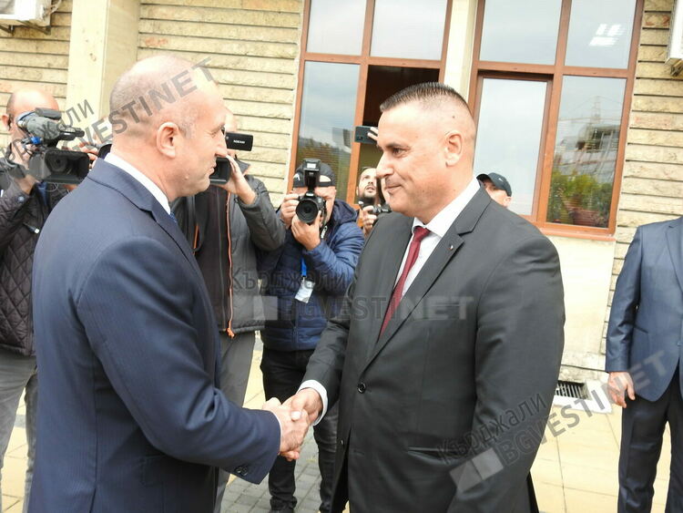 Румен Радев се преклони пред паметника на Левски, прекоси града и разговаря с кърджалийци