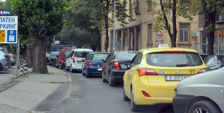 Задръствания в центъра на Хасково заради затворения булевард за сечта на тополи