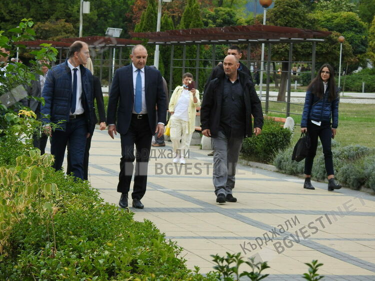 Румен Радев се преклони пред паметника на Левски, прекоси града и разговаря с кърджалийци