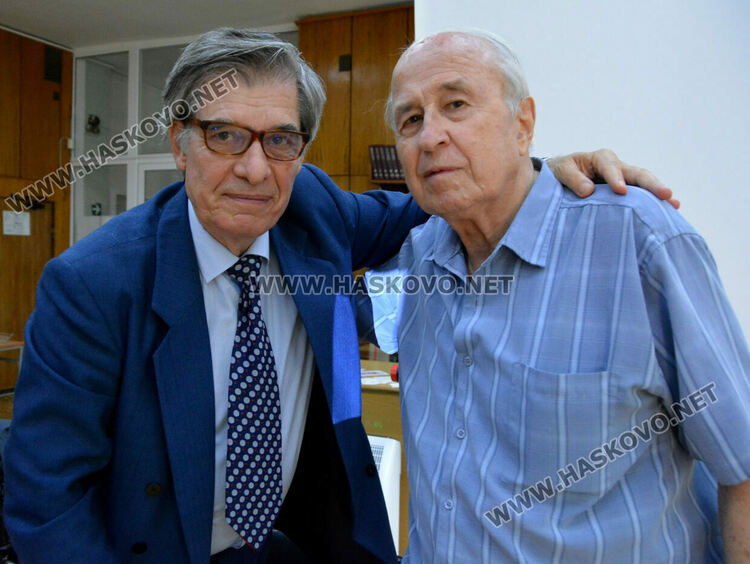 Д-р Мирчев представи новата си сатирична книга с мултимедийни карикатури