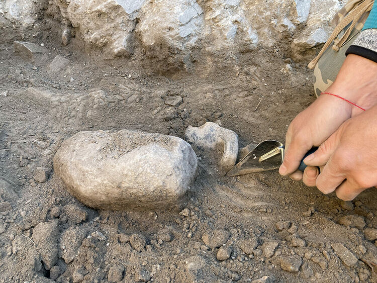 Етап от разкриване на съд от късната бронзова епоха