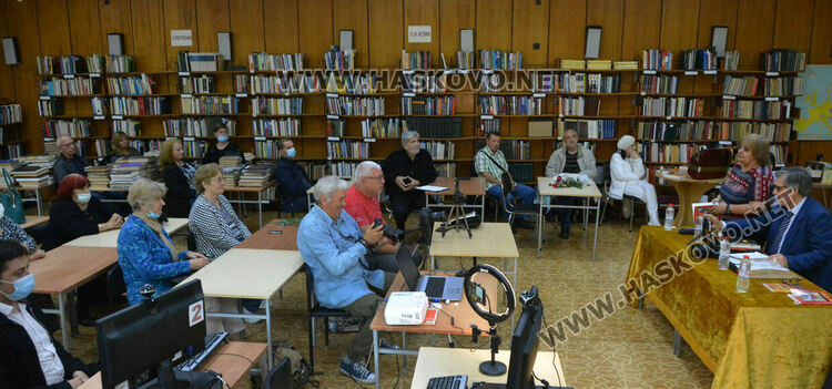 Д-р Мирчев представи новата си сатирична книга с мултимедийни карикатури