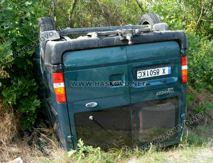 Микробус се обърна по таван край Хасково, трима са в болница