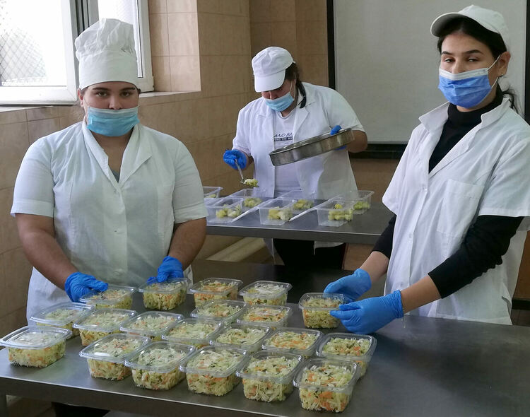 Гимназията по туризъм отново осигури топъл обяд за ковид отделение