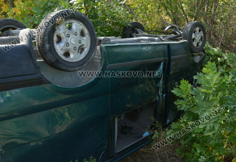 Микробус се обърна по таван край Хасково, трима са в болница