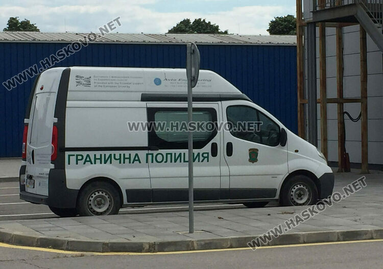 Разкриха петима нелегални пътници, скрити в тайник в турски автобус