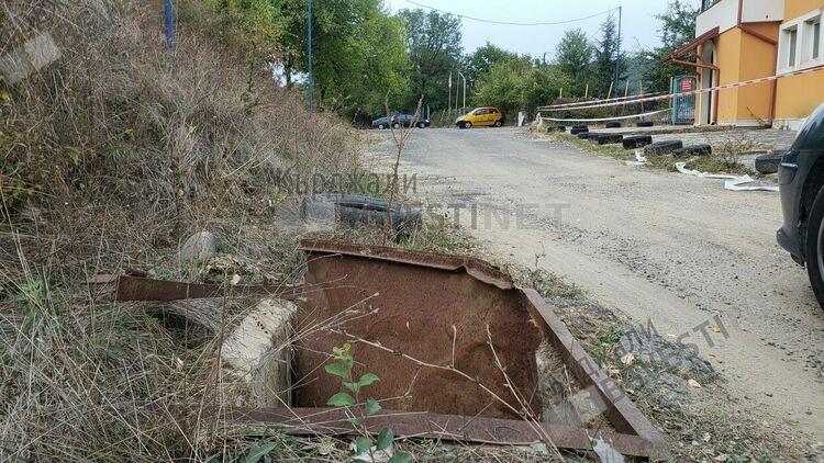 Занемарена шахта до Гняздово поглъща автомобили, търси се собственикът