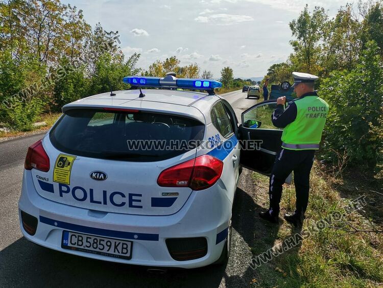 Микробус се обърна по таван край Хасково, трима са в болница