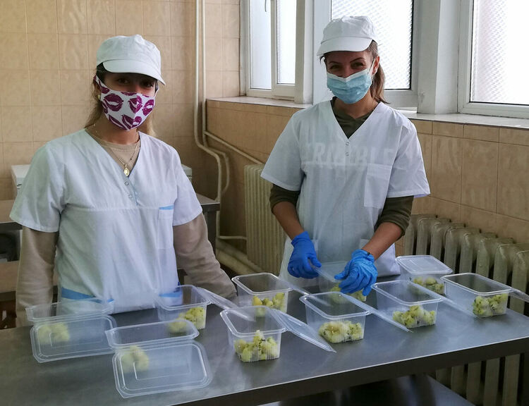 Гимназията по туризъм отново осигури топъл обяд за ковид отделение